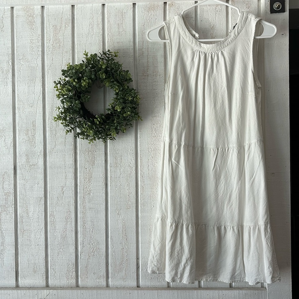 Cute white dress!